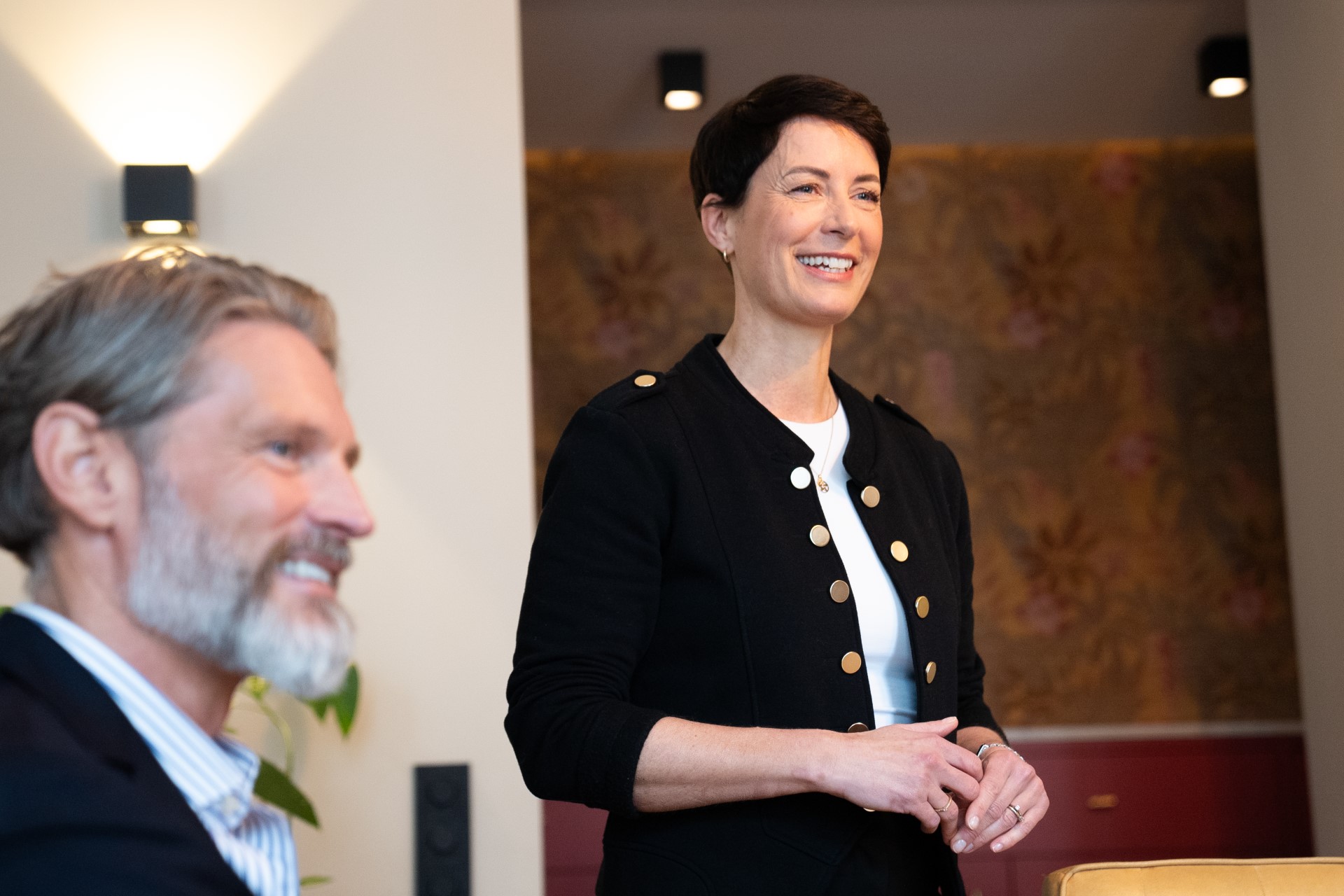 2 personer snakker og smiler